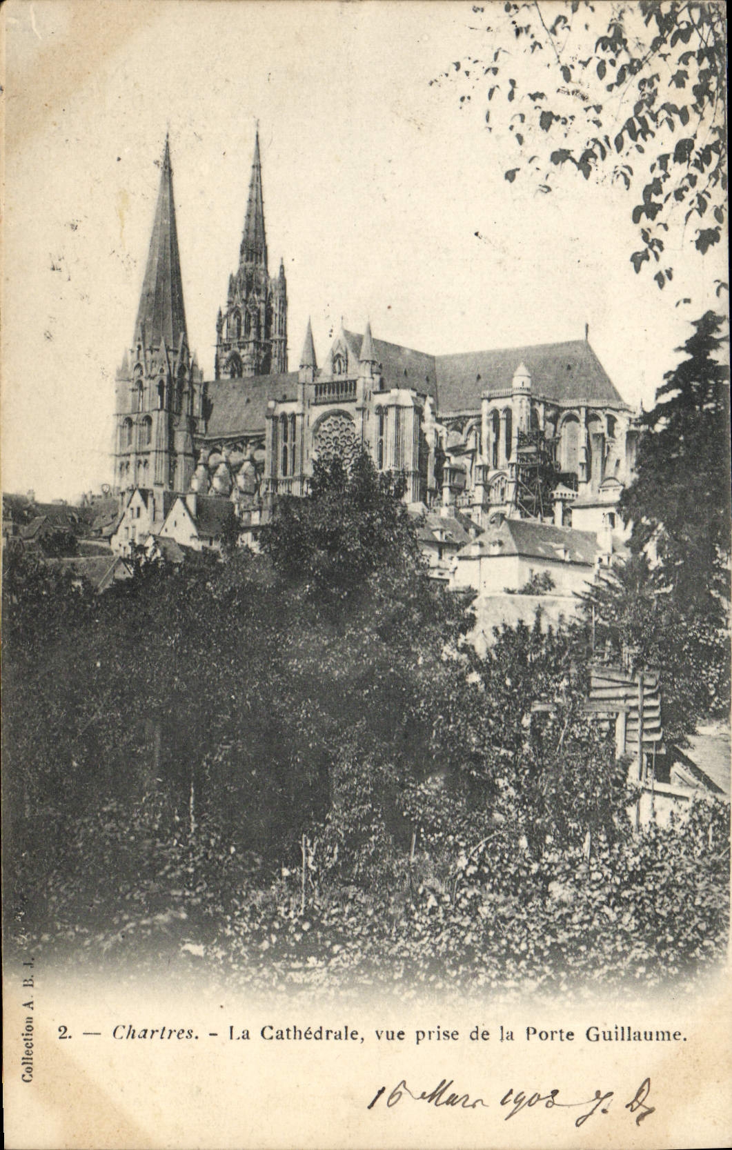 CPA Chartres La Cathedrale Vue Prise de la Porte Guillaume