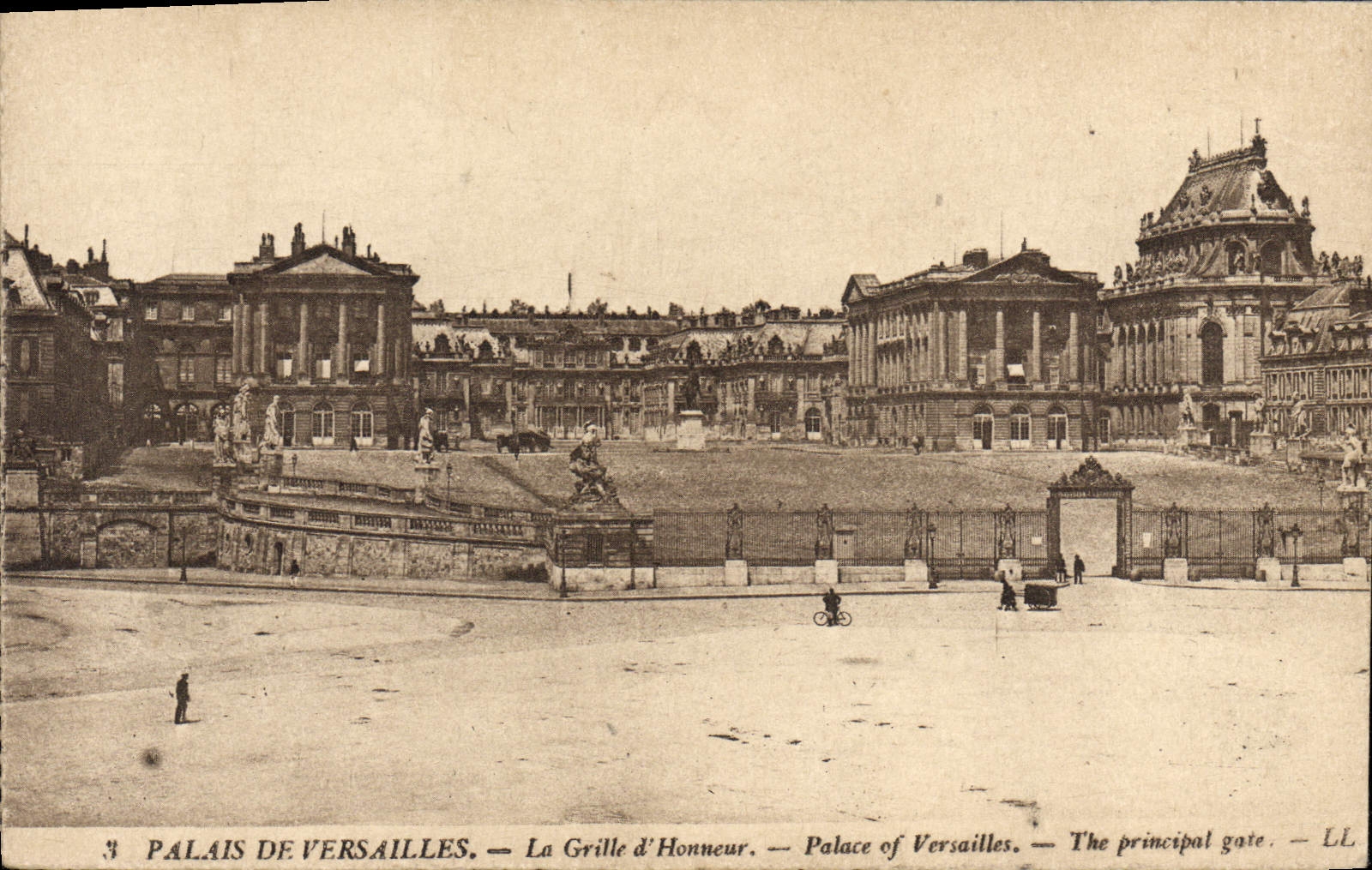 CPA Palais De Versailles La Grille d'Honneur