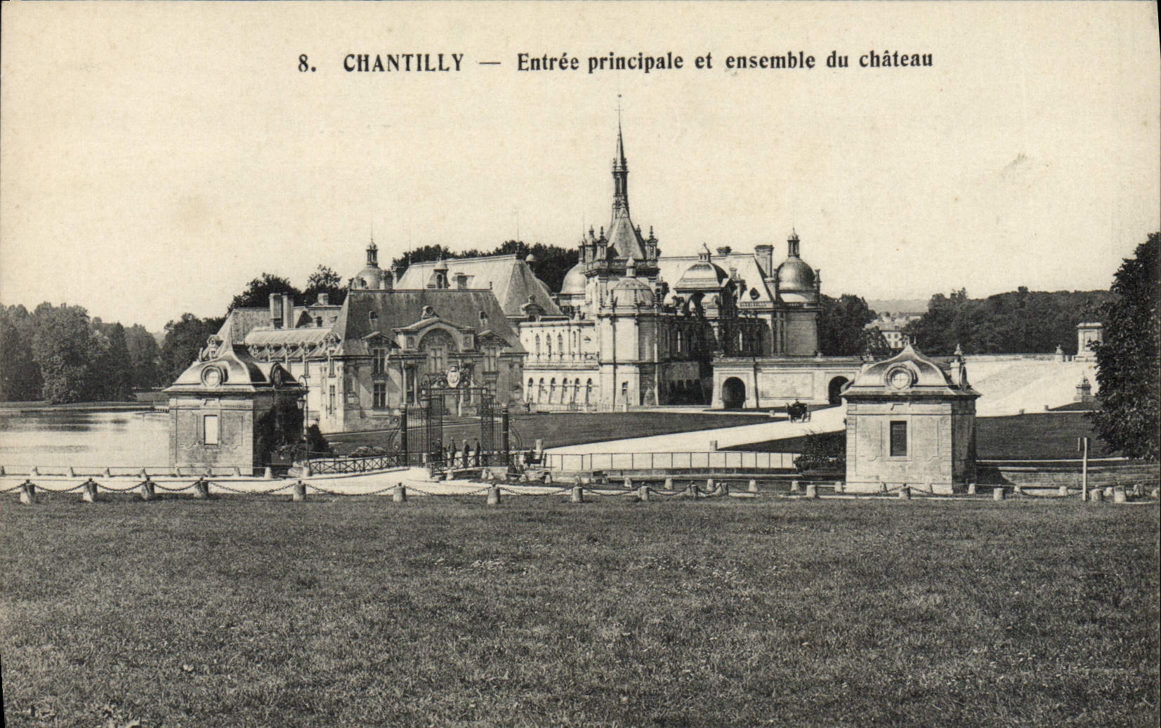 Chantilly — Entrée principale et ensemble du château — Éditeur : Carie Postale
