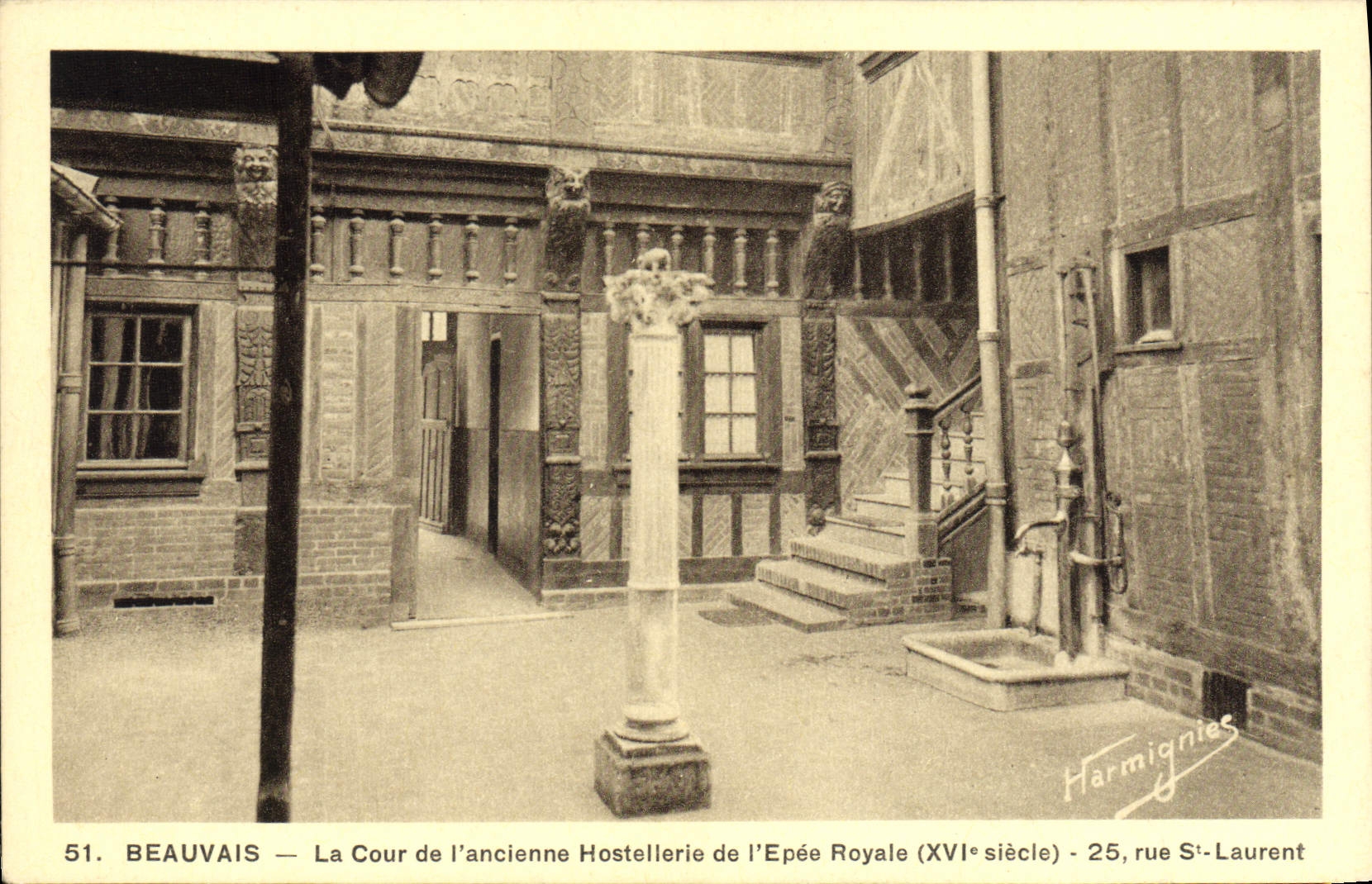Beauvais — La Cour de l'ancienne Hostellerie de l'Épée Royale (XVIe siècle) — 25, rue Saint-Laurent