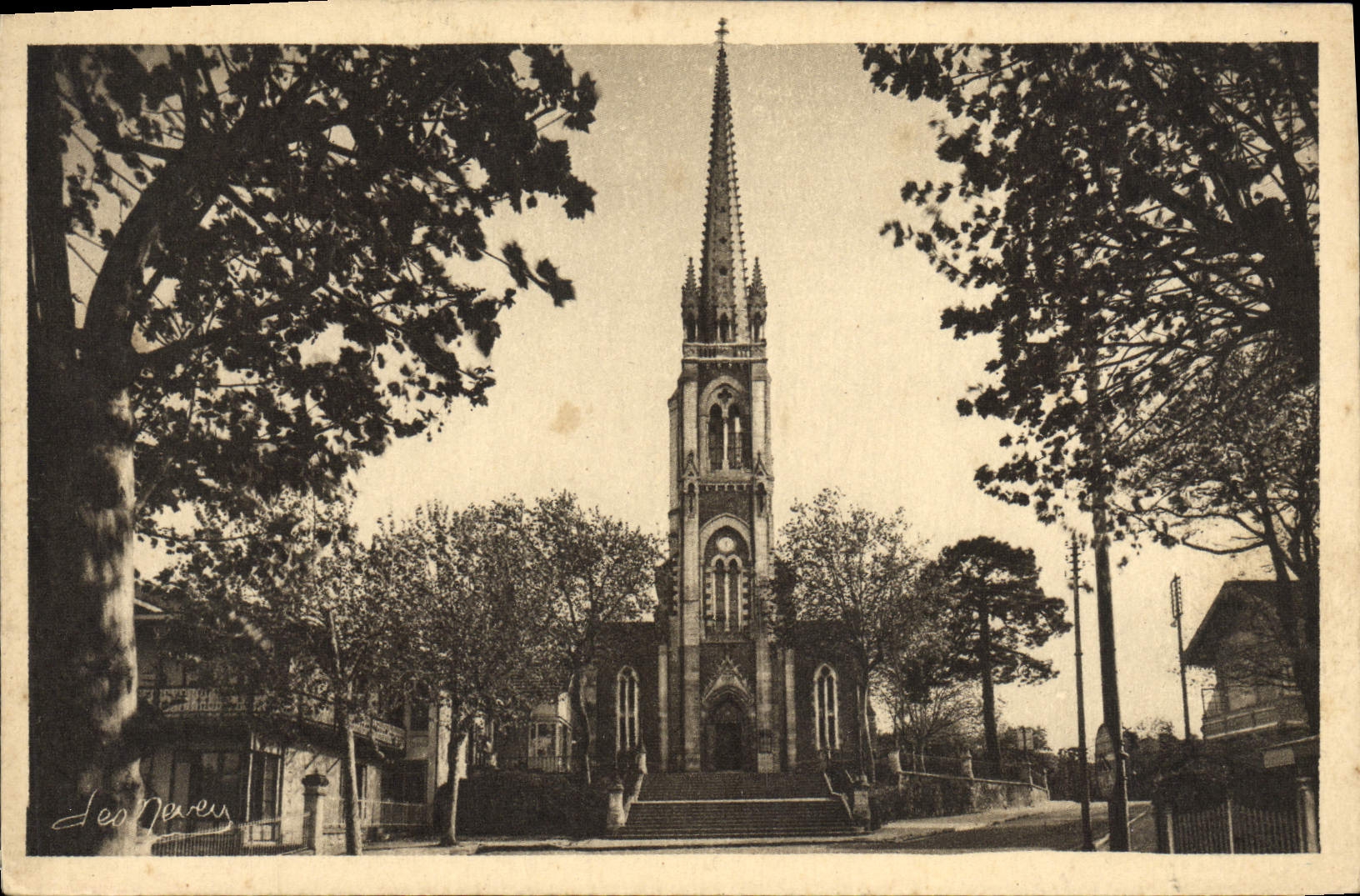 CPA Notre Dame d'Arcachon prise de l'avenue de la Chapelle