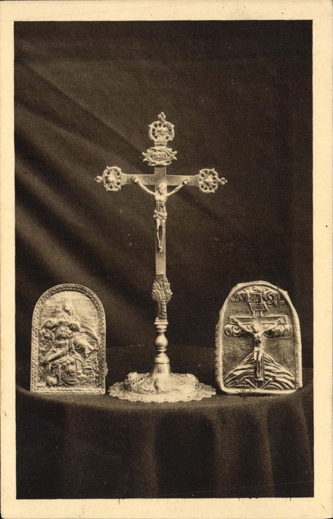 Croix d'argent ciselée — Baisers de Paix — Sanctuaire de Notre-Dame de BEHUARD, Nancy