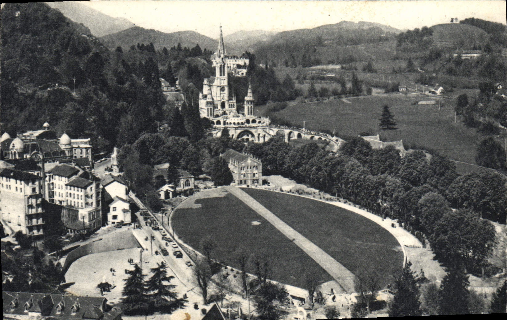 CPA Lourdes La Basilique et L'Eglise souterraine Saint Pie X