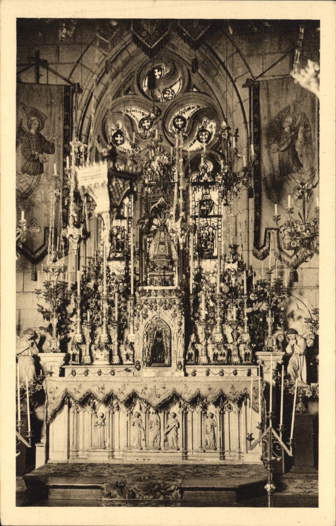 CPA Sanctuaire de Notre Dame de Behuard Le maitre autel et la statue miraculeuse
