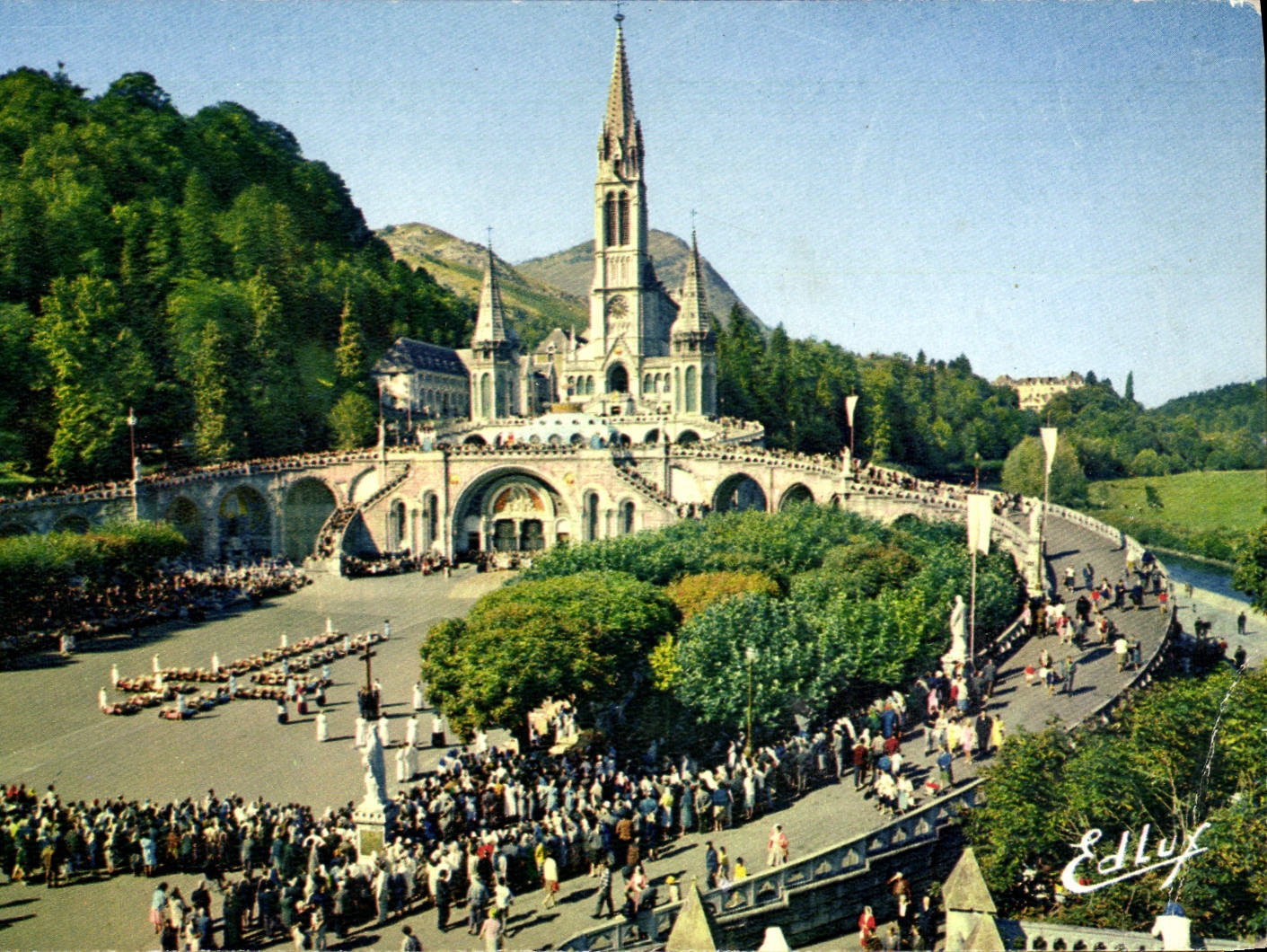 CPM Lourdes Les Malades Assistant au Chemin de croix