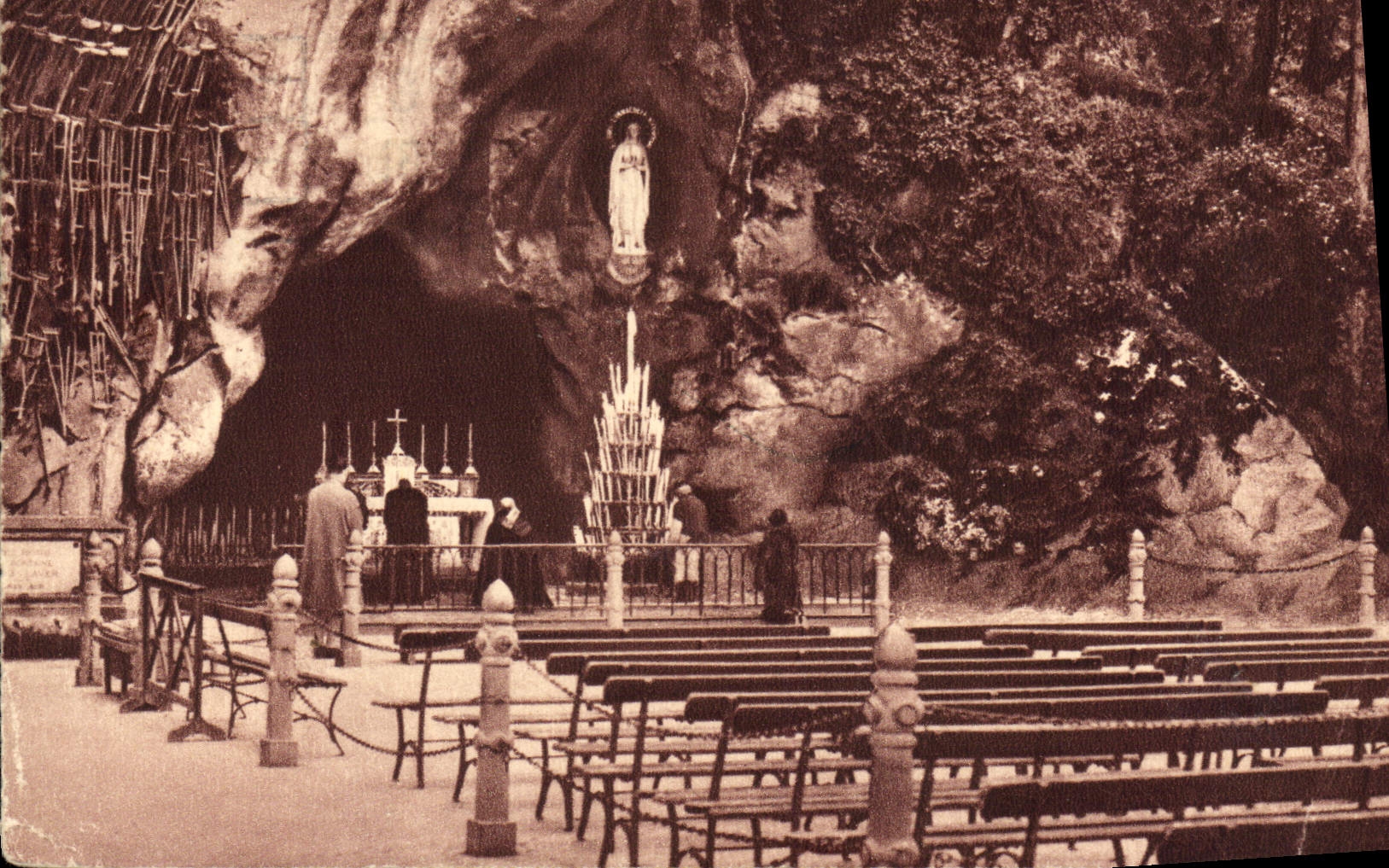 CPA Lourdes La Grotte Miraculeuse 