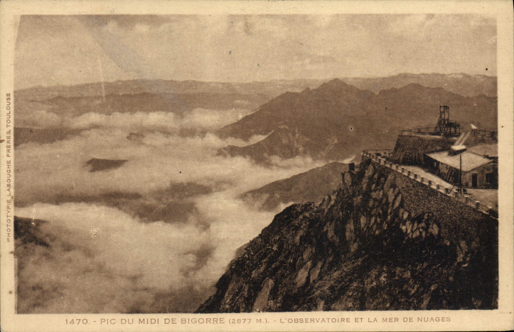 Pic du Midi de Bigorre (2877 m.) — L'observatoire et la mer de nuages — Phototypie Labouche Frères, Toulouse, n° 1470