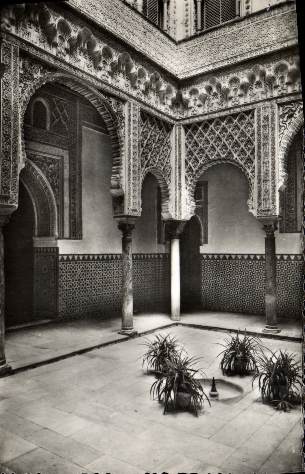CPM Sevilla Royal Moorish Castle Dolls Court Poupees