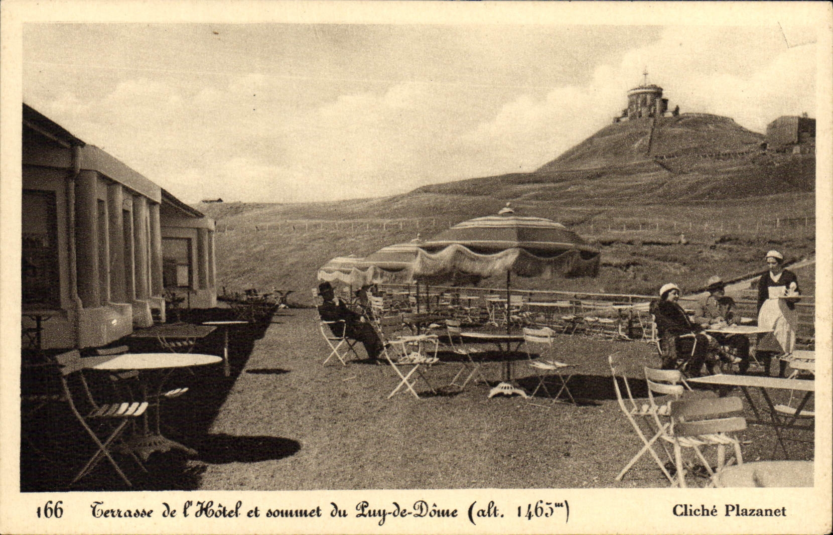 Terrasse de l'Hôtel et sommet du Luy-de-Dôme (alt. 1465m) — Cliché Plazanet — n° 166