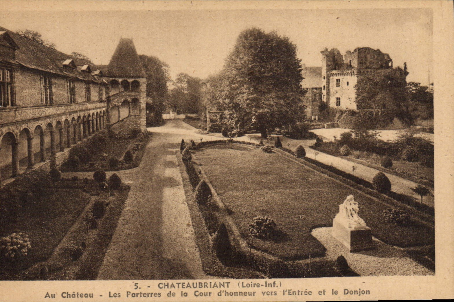 CPA Chateaubriant Au chateau les parterres de la cour d'honneur vers 'lentree et le donjon