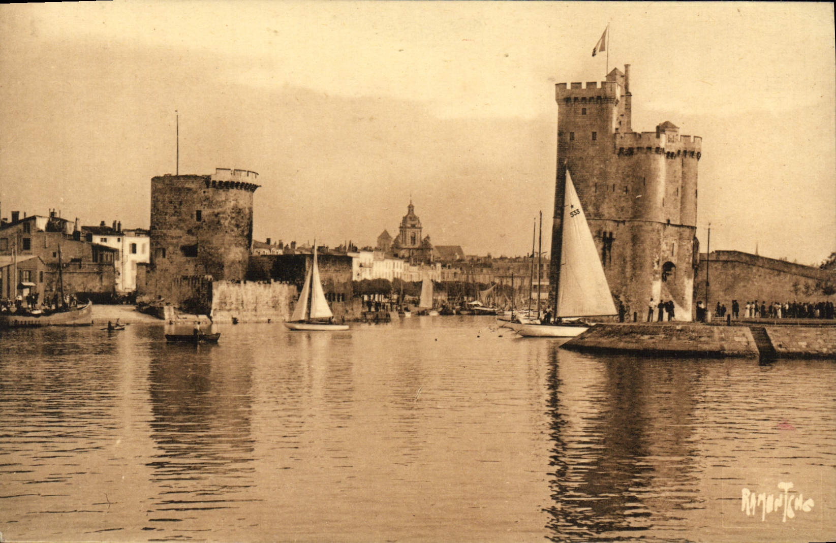 Entrée du Port de La Rochelle — vue avec tours et voiliers — éditeur Ramontcano, n° 535
