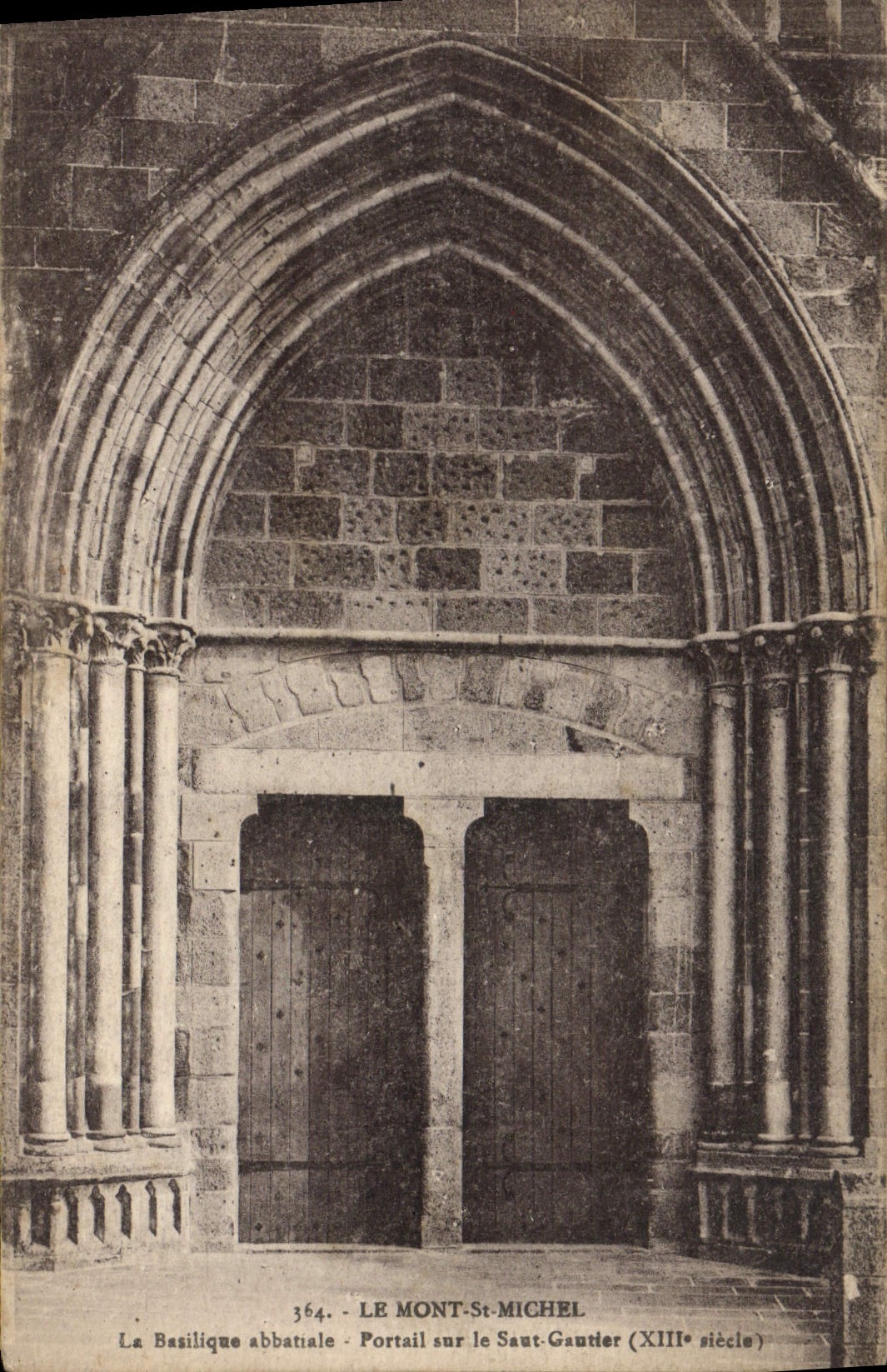 CPA Le Mont St Michel La basilique abbatiale Portail sur le Saut Gautier