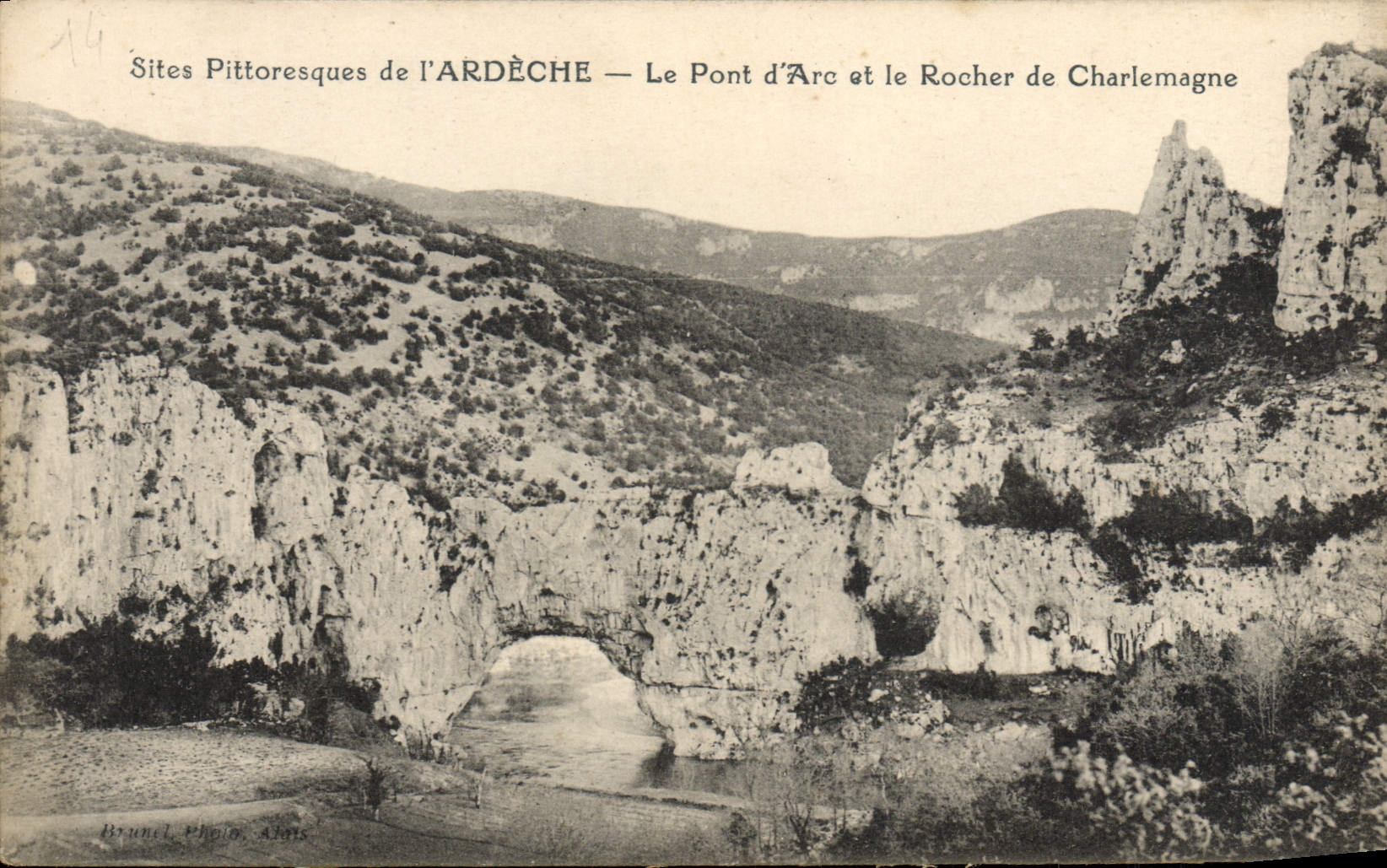Sites Pittoresques de l'ARDÈCHE — Le Pont d'Arc et le Rocher de Charlemagne — Brunel Photos, Alès