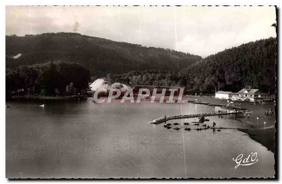 CPM L'Auvergne Plage Du Lac Chambon Natation Barques pedalos et peche 