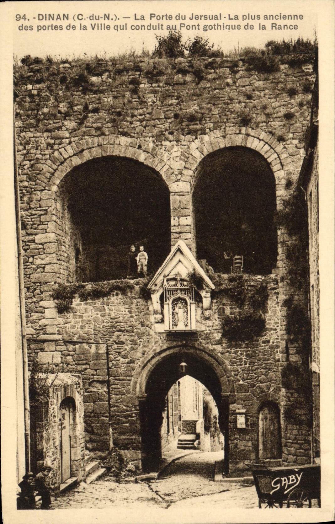 Dinan (C.-du-N.) — La Porte du Jersual — La plus ancienne des portes de la Ville qui conduit au Pont gothique de la Rance — Gaby