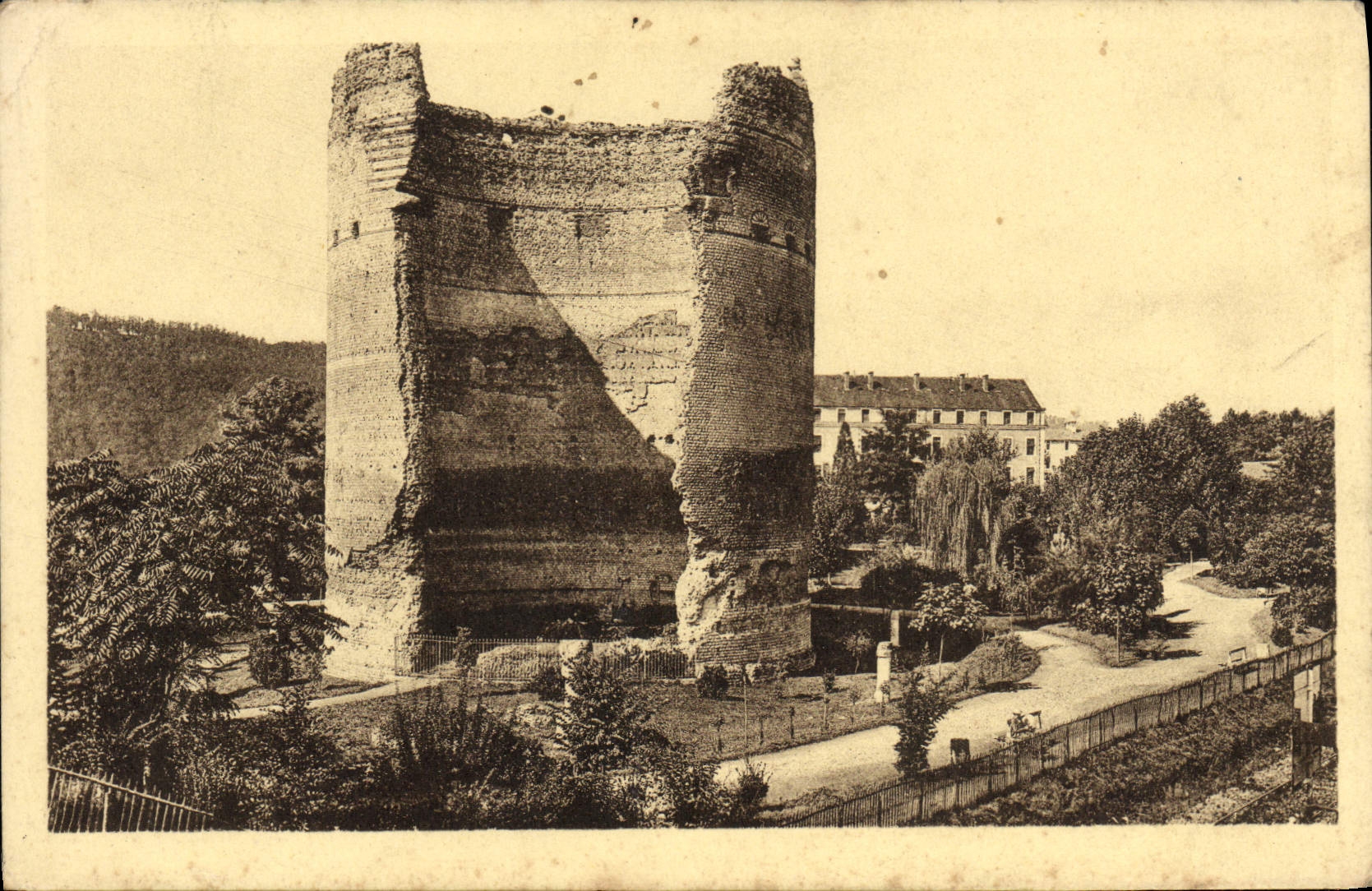 CPA Perigueux La Tour Et Les Jardins De Vesone