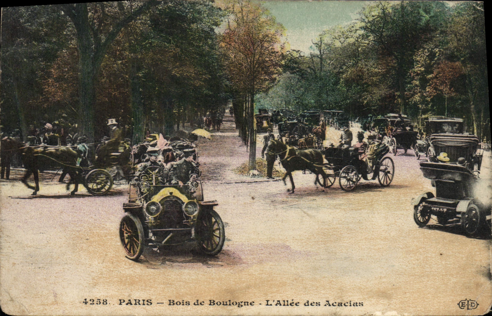 CPA Paris Bois De Boulogne L'Allee Des Acacias Automobile 