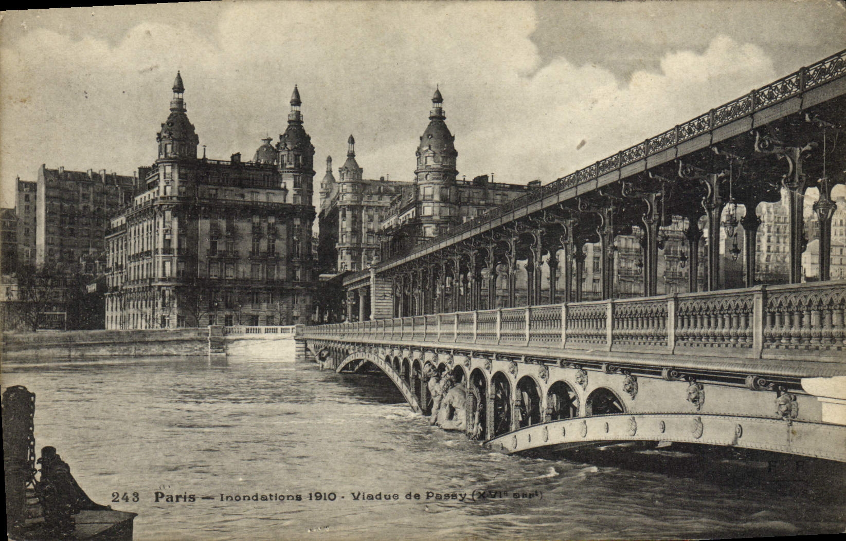CPA Paris Inondations 1910 Viaduc de Passy 