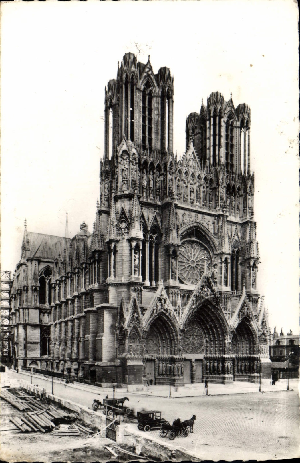 CPA Cathedrale de Raims Avant la Guerre Militaria