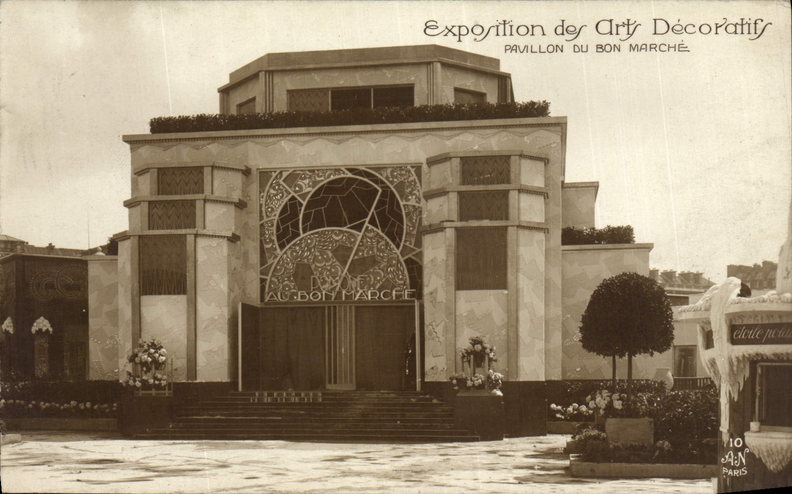CPA Paris Exposition des Aty Decoratifs Pavillon du Bon Marche 