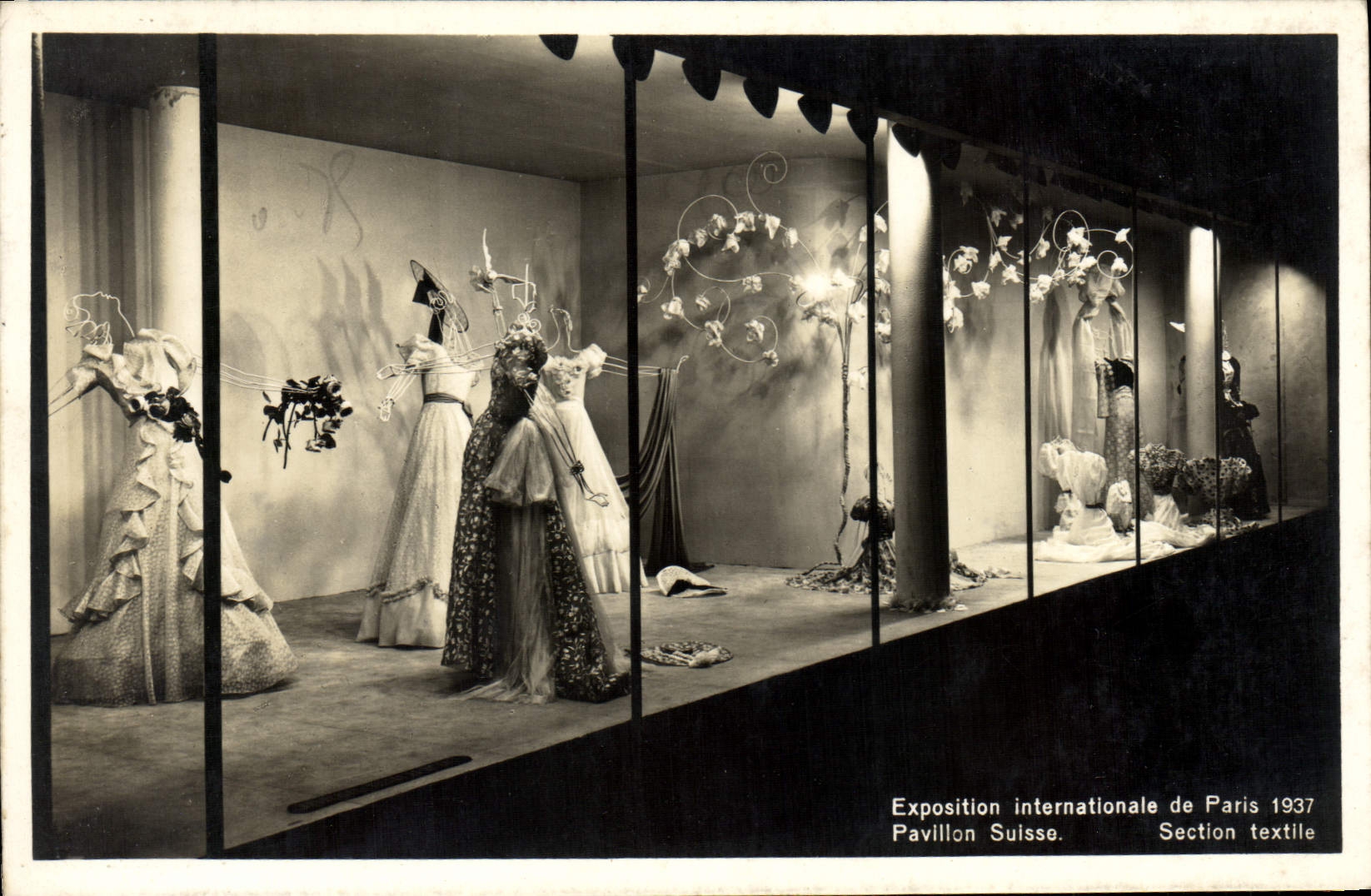 Exposition internationale de Paris 1937 — Pavillon Suisse, Section textile — Architectes: Bräuning, Leu, Dörig, Bäle