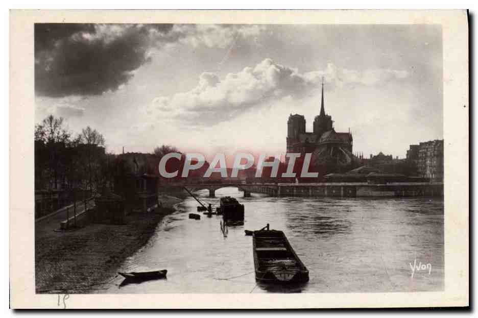 CPA Paris Crepuscule sur Notre Dame Bateau Peniche