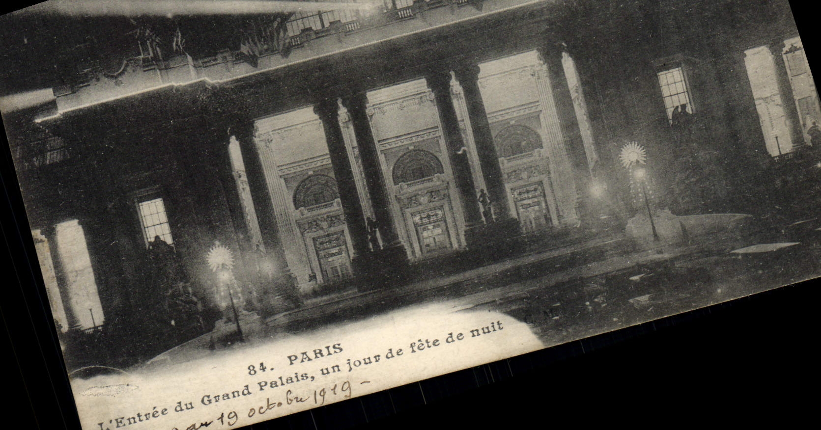 L'Entrée du Grand Palais — un jour de fête de nuit — Paris, 19 octobre 1919