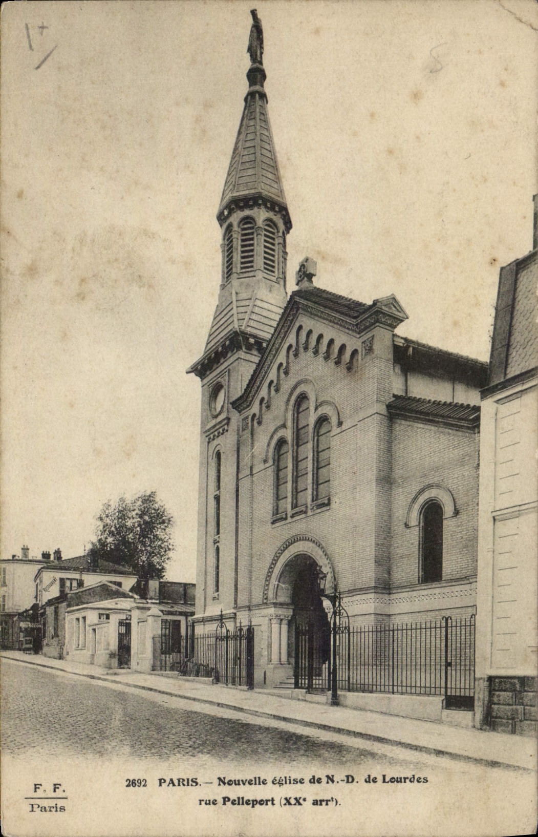 CPA Paris Nouvelle Eglise de N D de Lourdes Rue Pelleport 