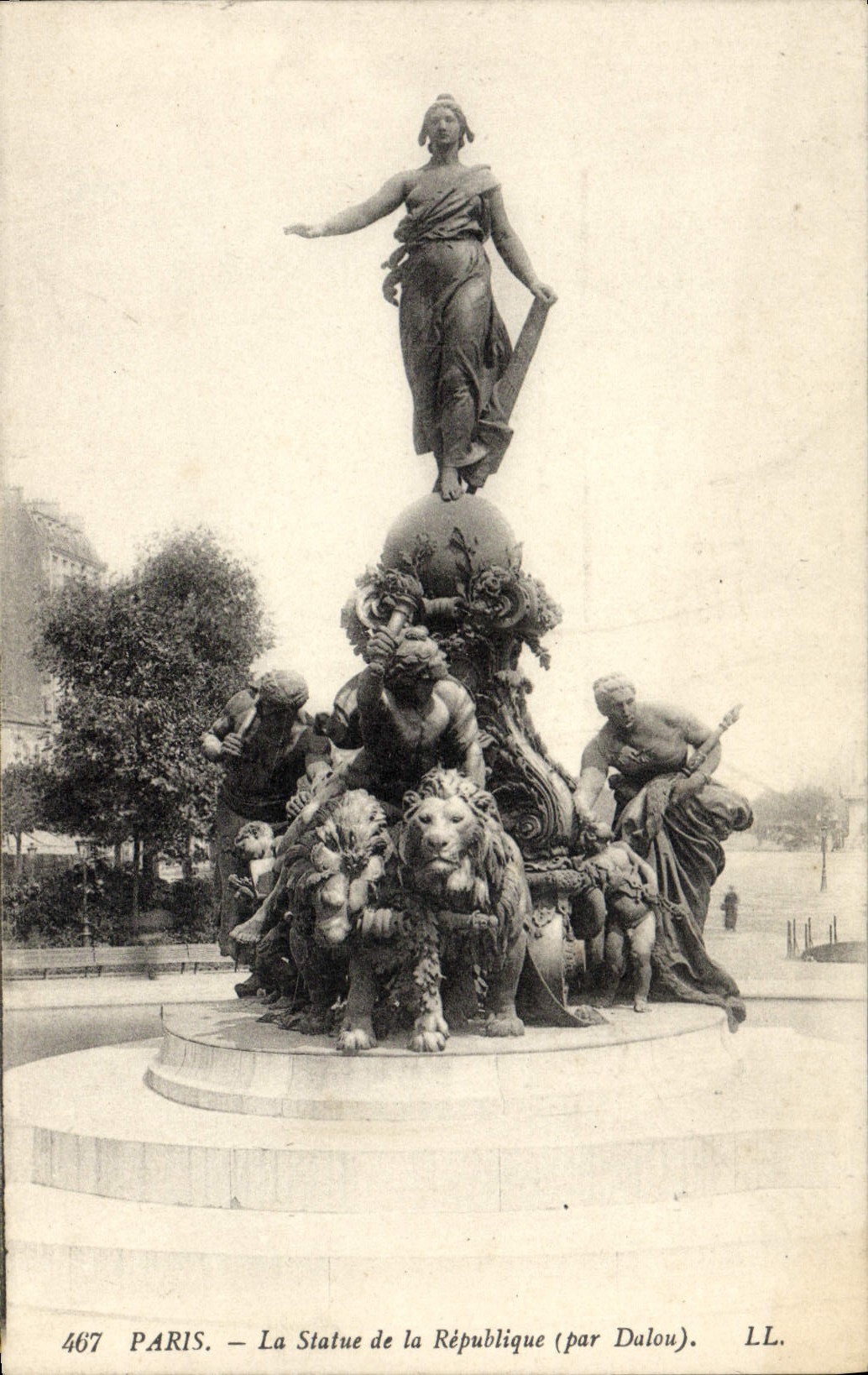 CPA Paris La Statue de la Republique Lion Dalou