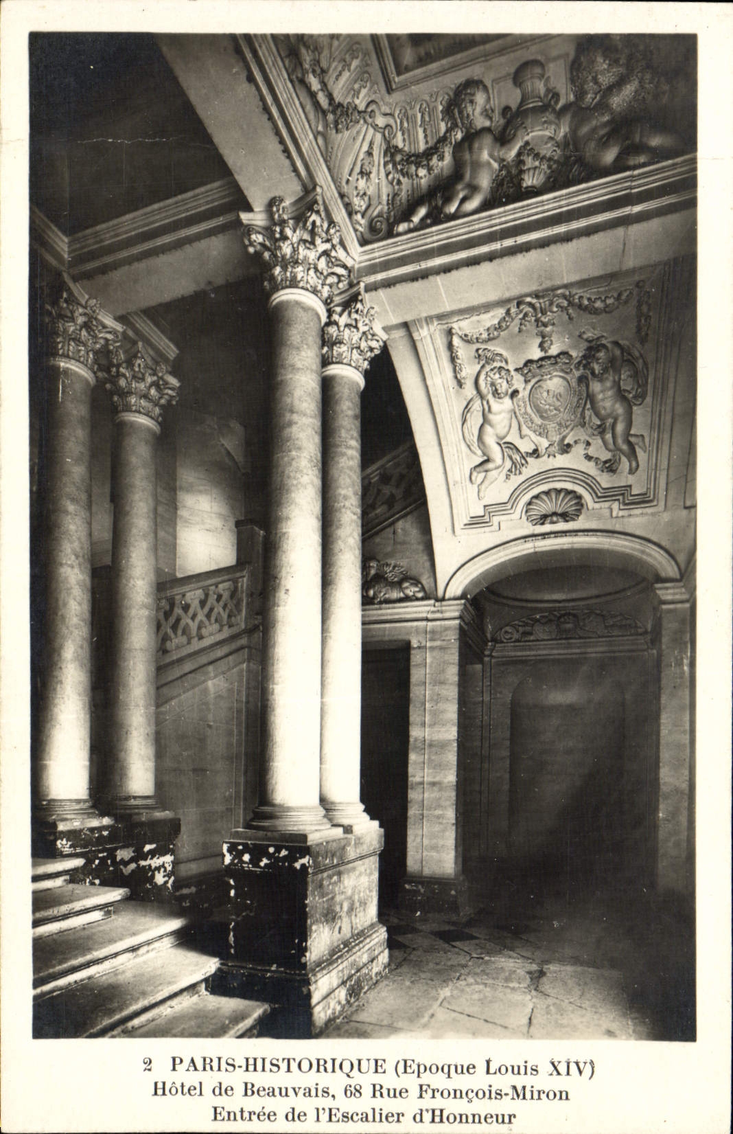 CPA Paris Historique Hotel de Beauvais Entree de l'escalier d'honneur