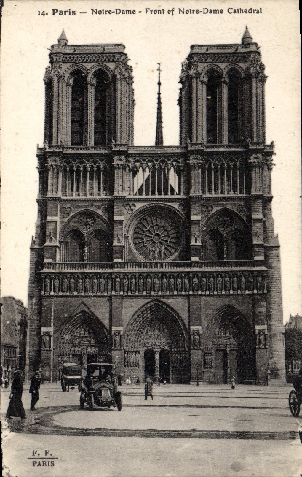 CPA Paris Notre Dame Front of Notre Dame Cathedral 