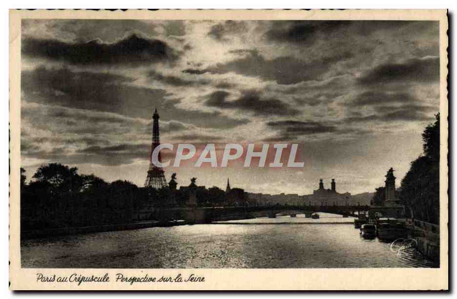 CPA Paris la nuit Perspective sur la Seine Tour Eiffel