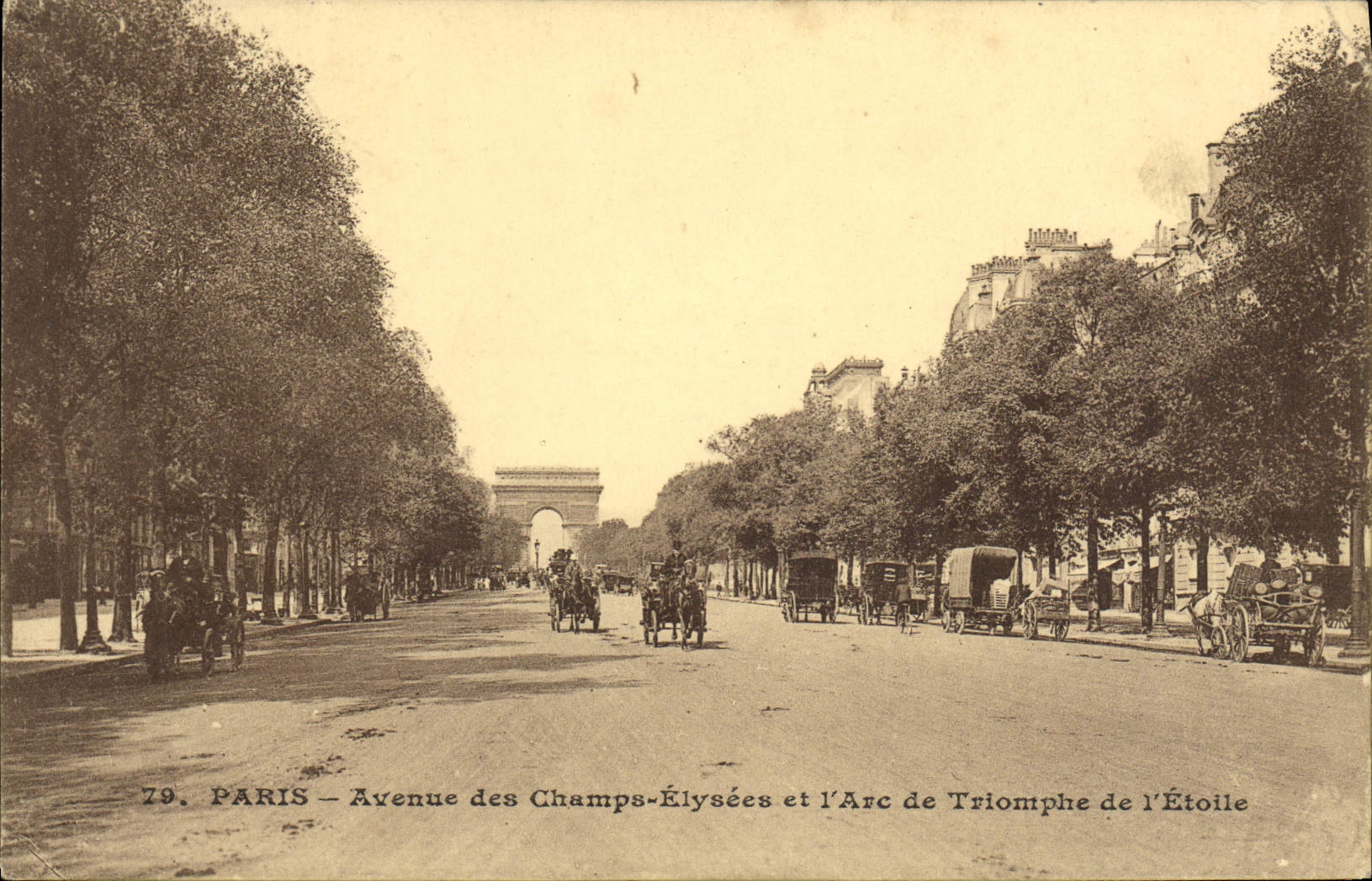 CPA Paris Avenue des Champs Elysees et l'Arc de Triomphe de l'Etoile 