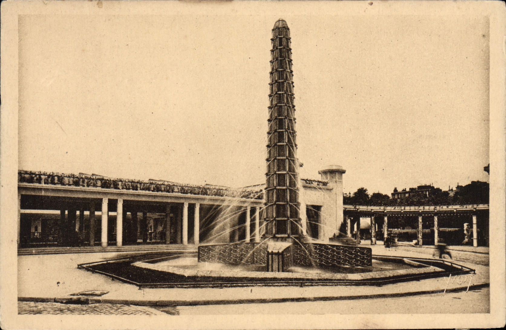 Fontaine de Lalique et Cour des Métiers — Exposition Internationale des Arts Décoratifs 1925 — Édition YVON, Naulity Paris