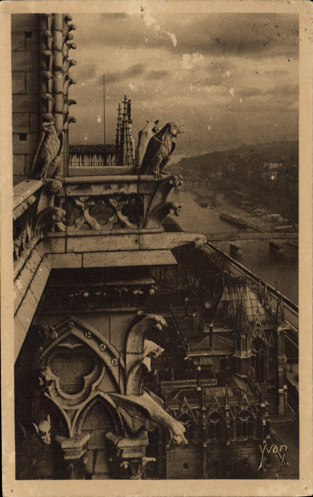 CPA Paris En Flanant Notre Dame De Detail De La Facade sud et perspective sur la Seine