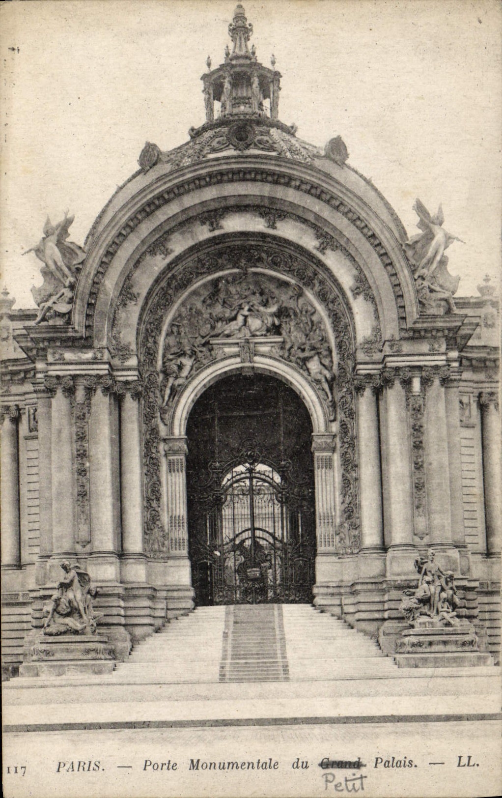 CPA Paris Porte monumentale du grand palais