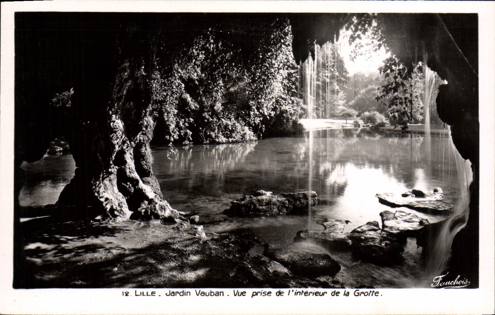 CPM Lille Jardin Vauban Vue Prise De I'Interieur De La Grotte