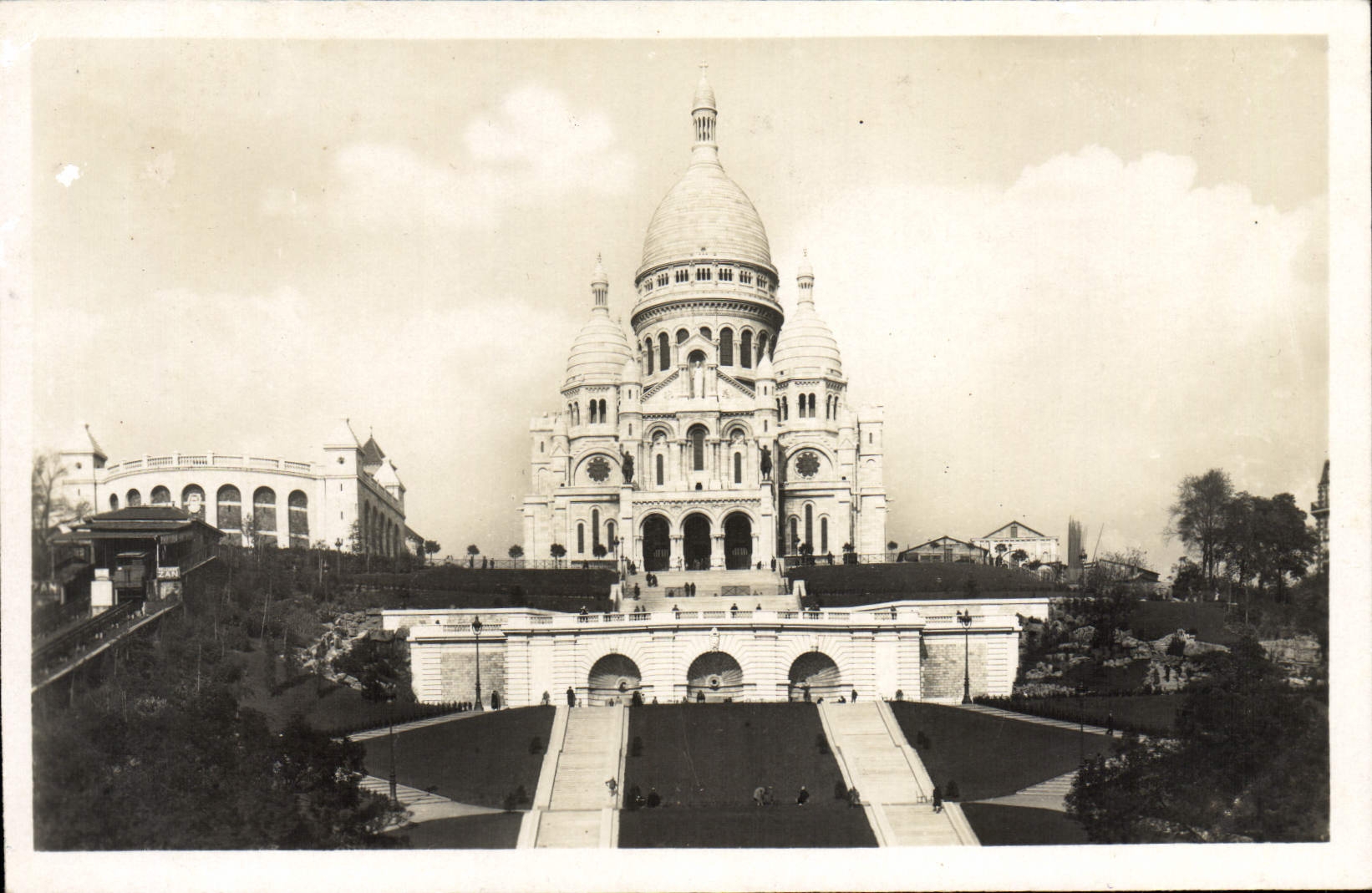 Paris - La Basilique du Sacré-Cœur et les Jardins — CPAPHIL