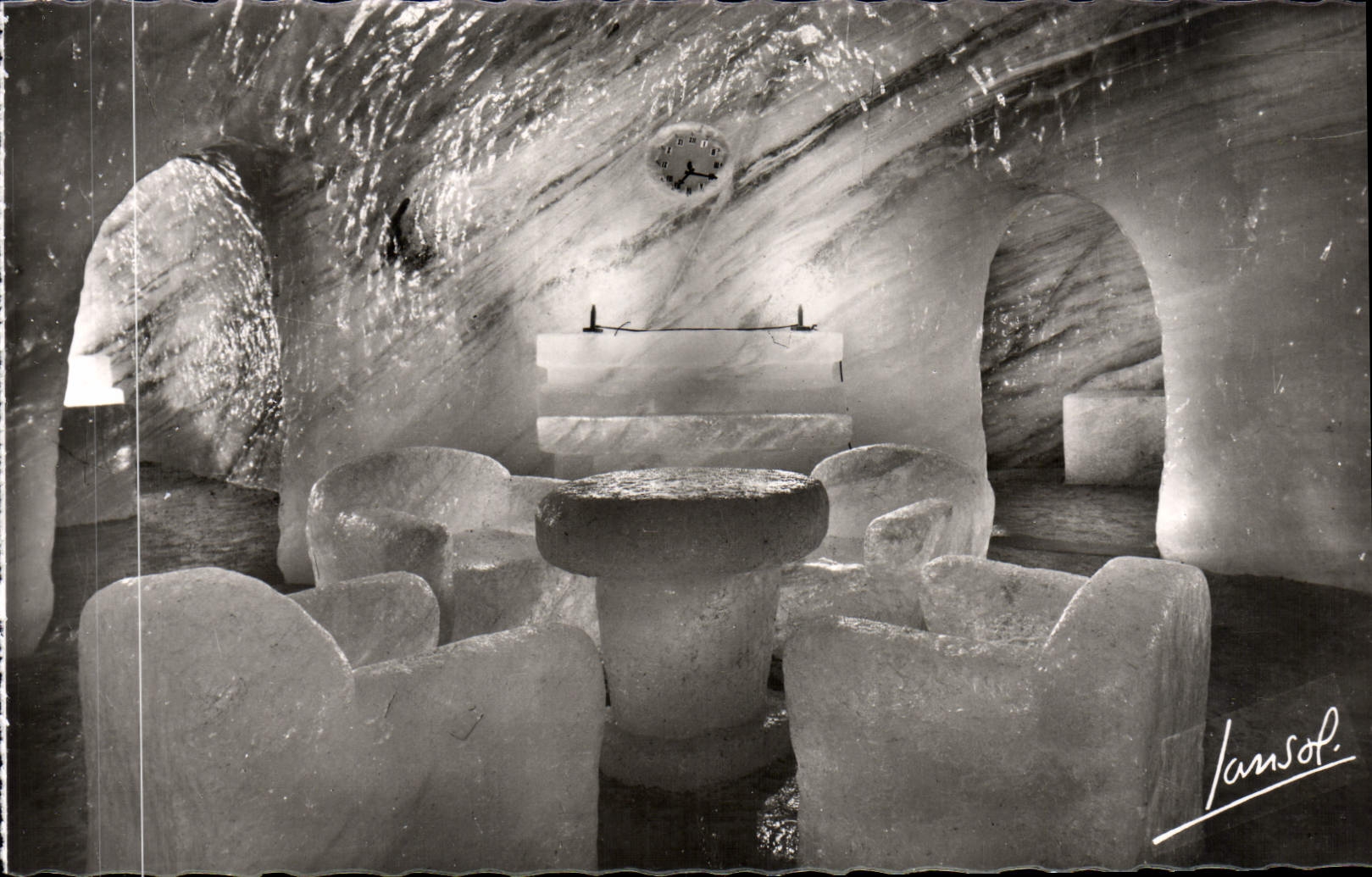CPM Chamonix Le Montenvers Ait La Grotte De La Mer De Glace La salle a manger