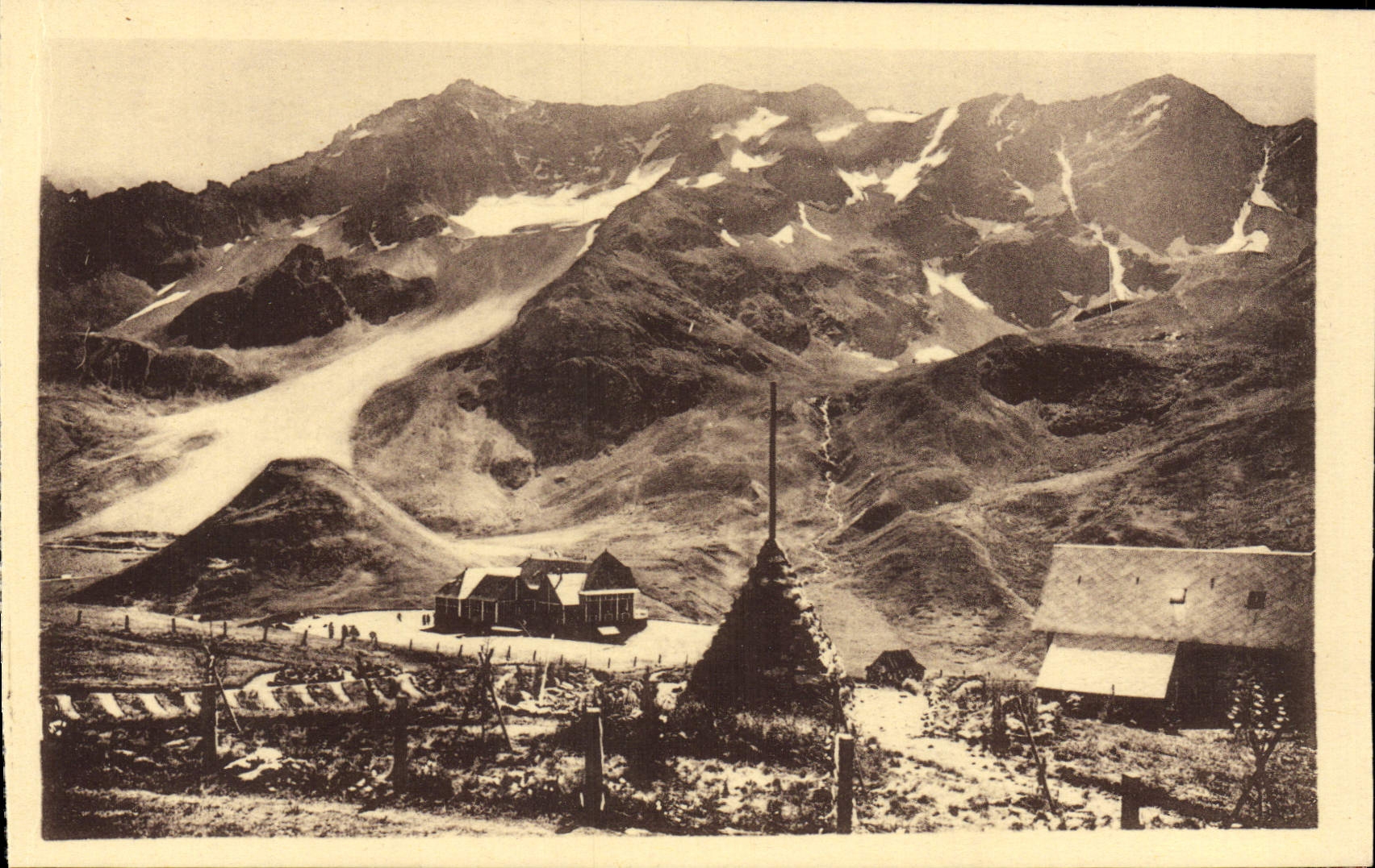 Dauphiné - Col du Lautaret (2056 m.) — das Chalet P.-L.-M. (2108 m.) und der Combeynot (3155 m.) — A. Mollard, Grenoble