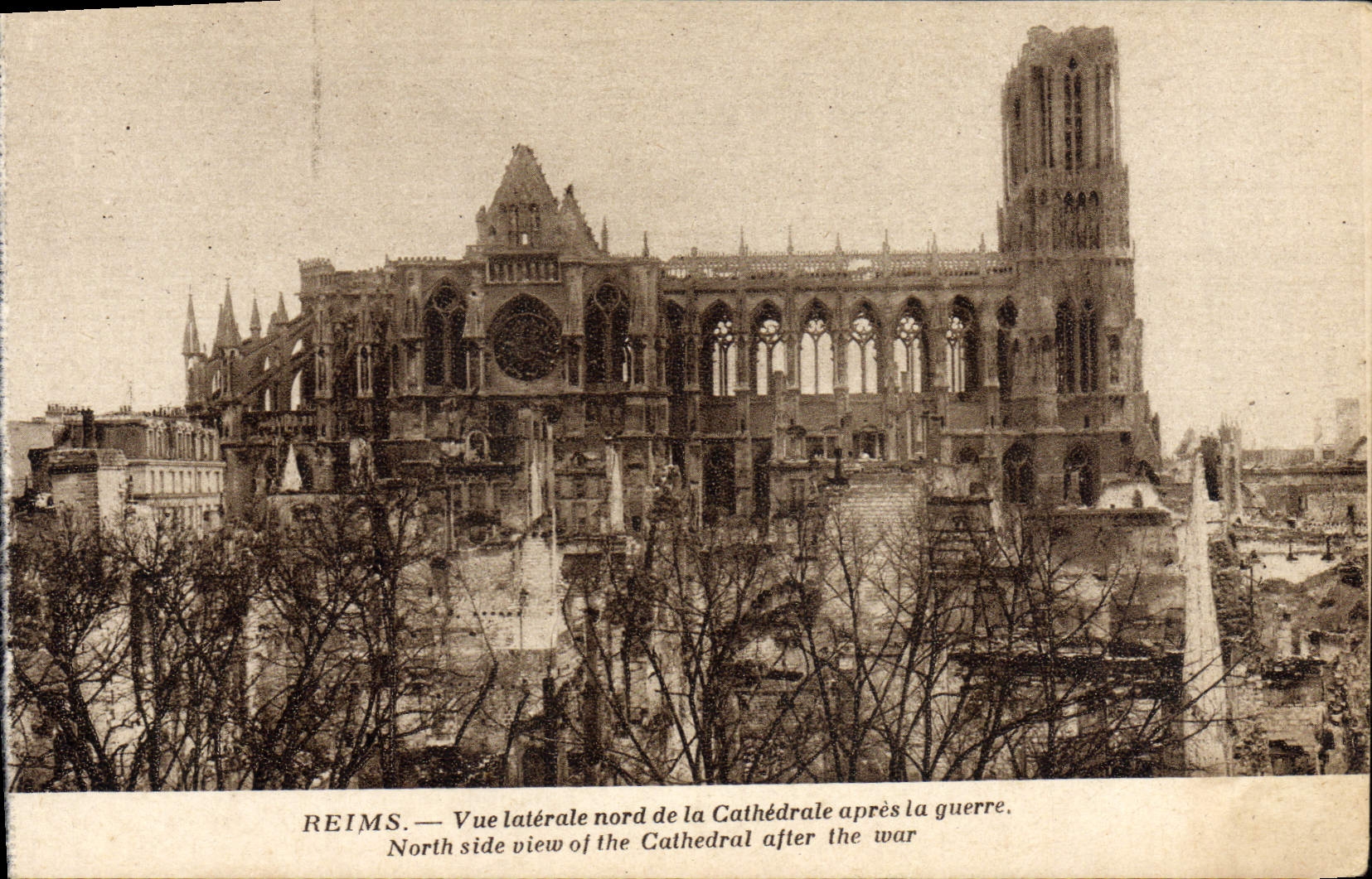 CPA Reims Vue Laterale Nord De La Cathedrale Apres la guerre