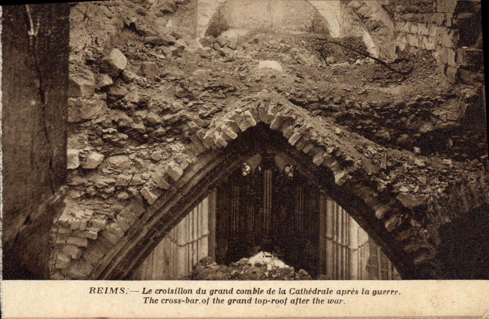 Reims — Le croisillon du grand comble de la Cathédrale après la guerre — Édition Reims-Cathédrale