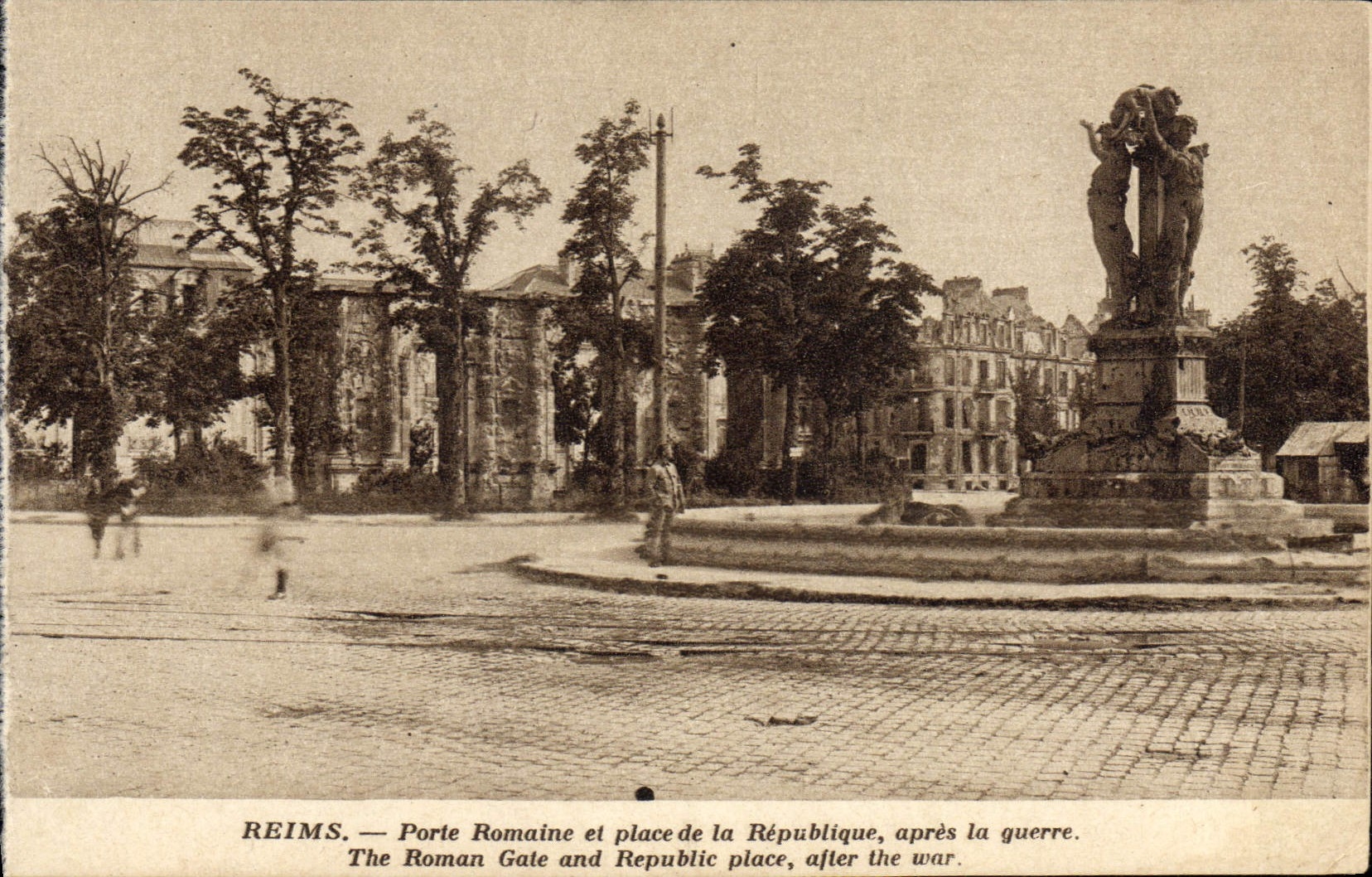 Reims — Porte Romaine et place de la République, après la guerre — Édition Reims-Cathédrale