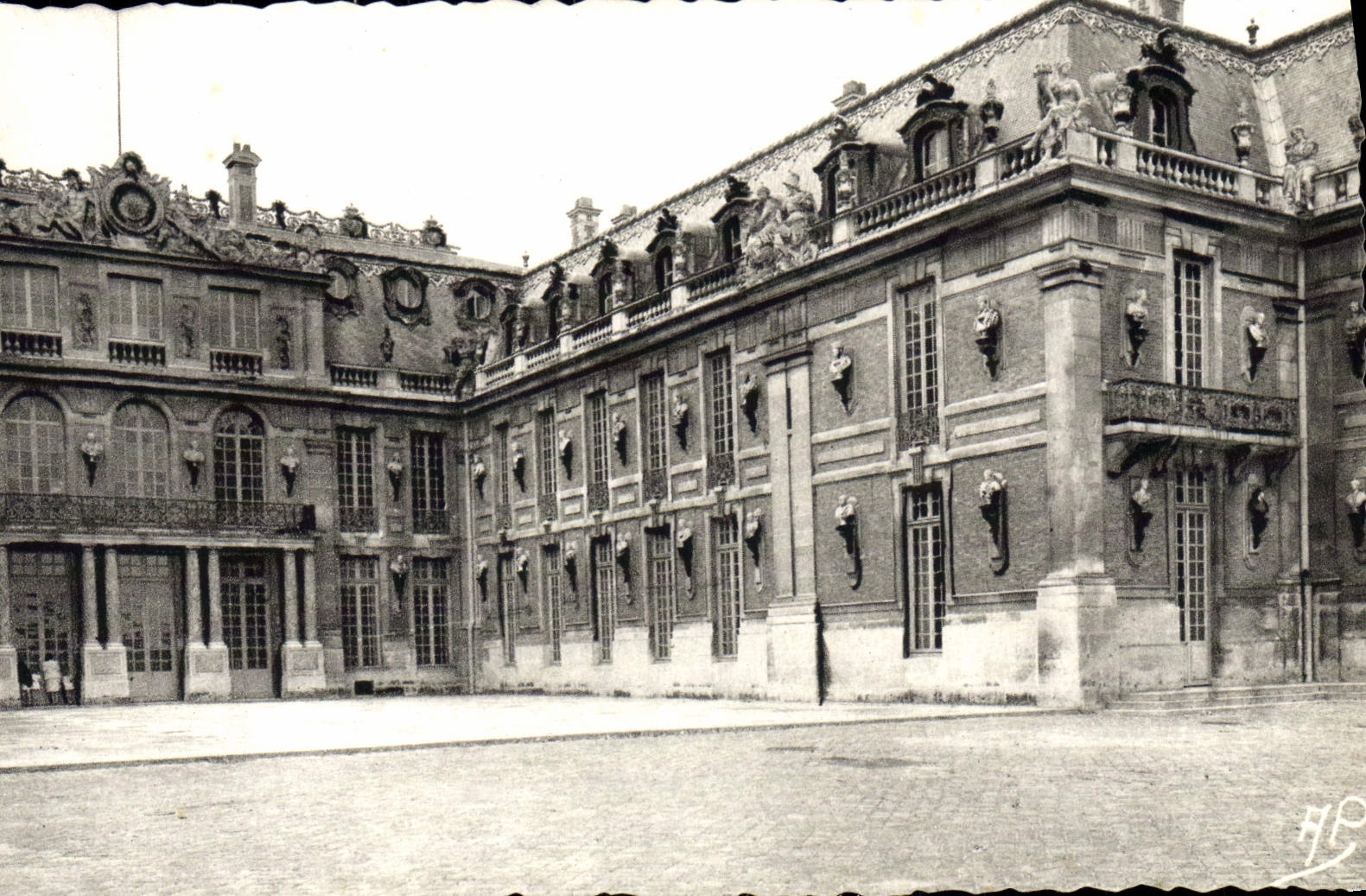 Versailles — La Cour de Marbre — Éditions d'Art A.P. rue Colbert