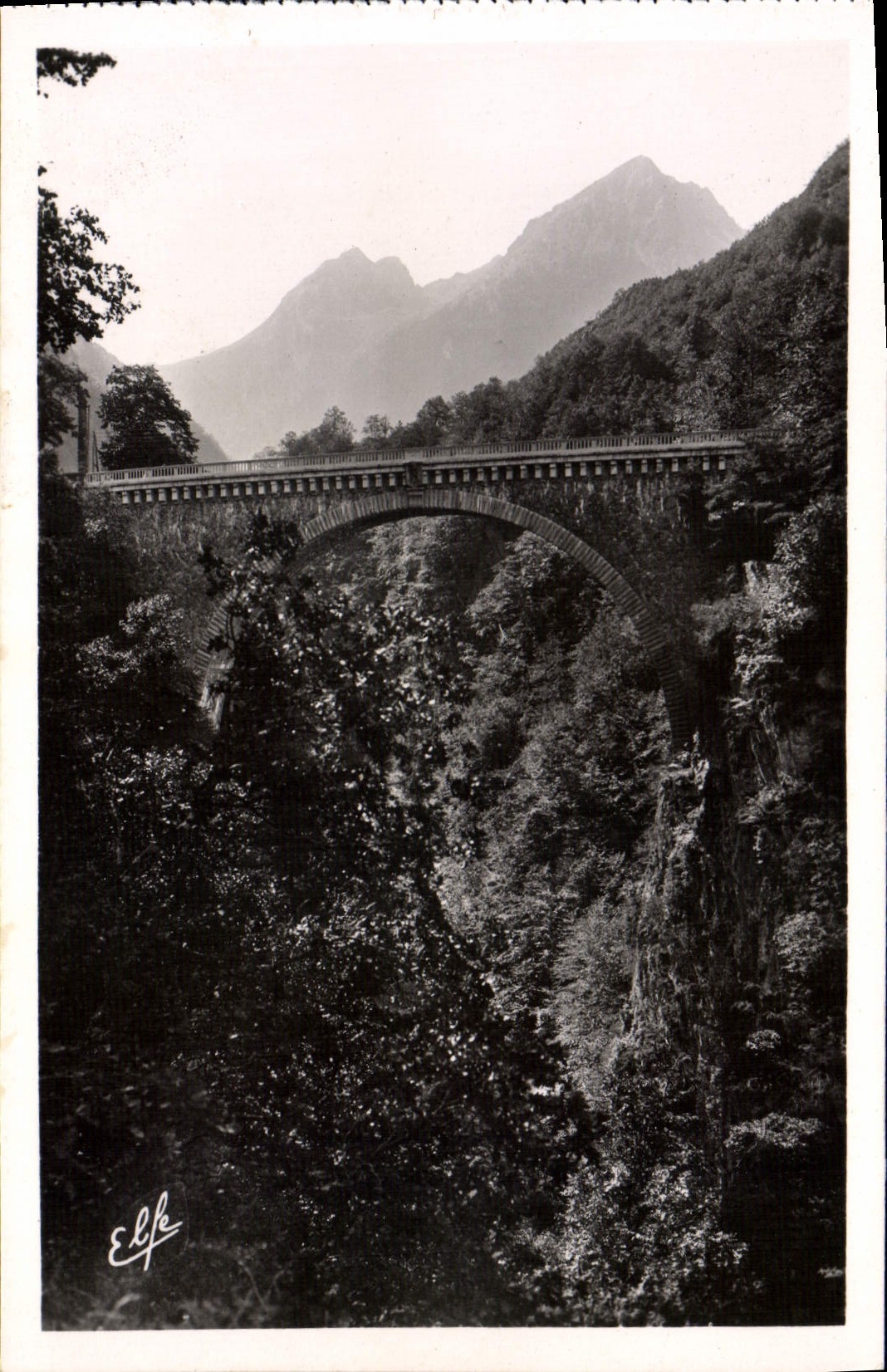 CPA Saint Sauveur Le pont Napoleon