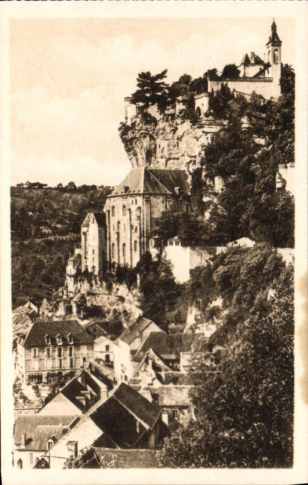 Rocamadour — Le Rocher vu de la route — C° des Arts Photomécaniques, Strasbourg
