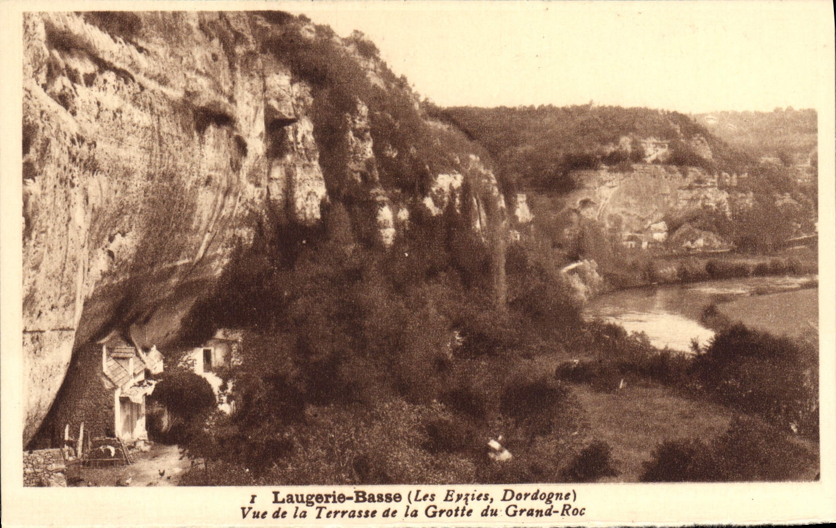 Laugerie-Basse (Les Eyziès, Dordogne) — Vue de la Terrasse de la Grotte du Grand-Roc