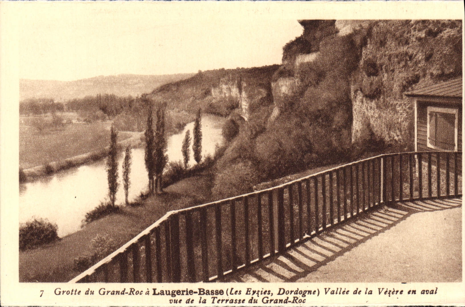 Grotte du Grand-Roc à Laugerie-Basse (Les Eyries, Dordogne) — Vue de la Terrasse du Grand-Roc — Vallée de la Vézère en aval