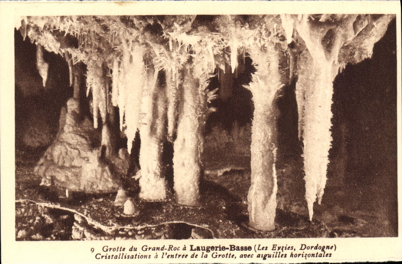 Grotte du Grand-Roc à Laugerie-Basse (Les Eyzies, Dordogne) — Cristallisations à l'entrée avec aiguilles horizontales — n°9