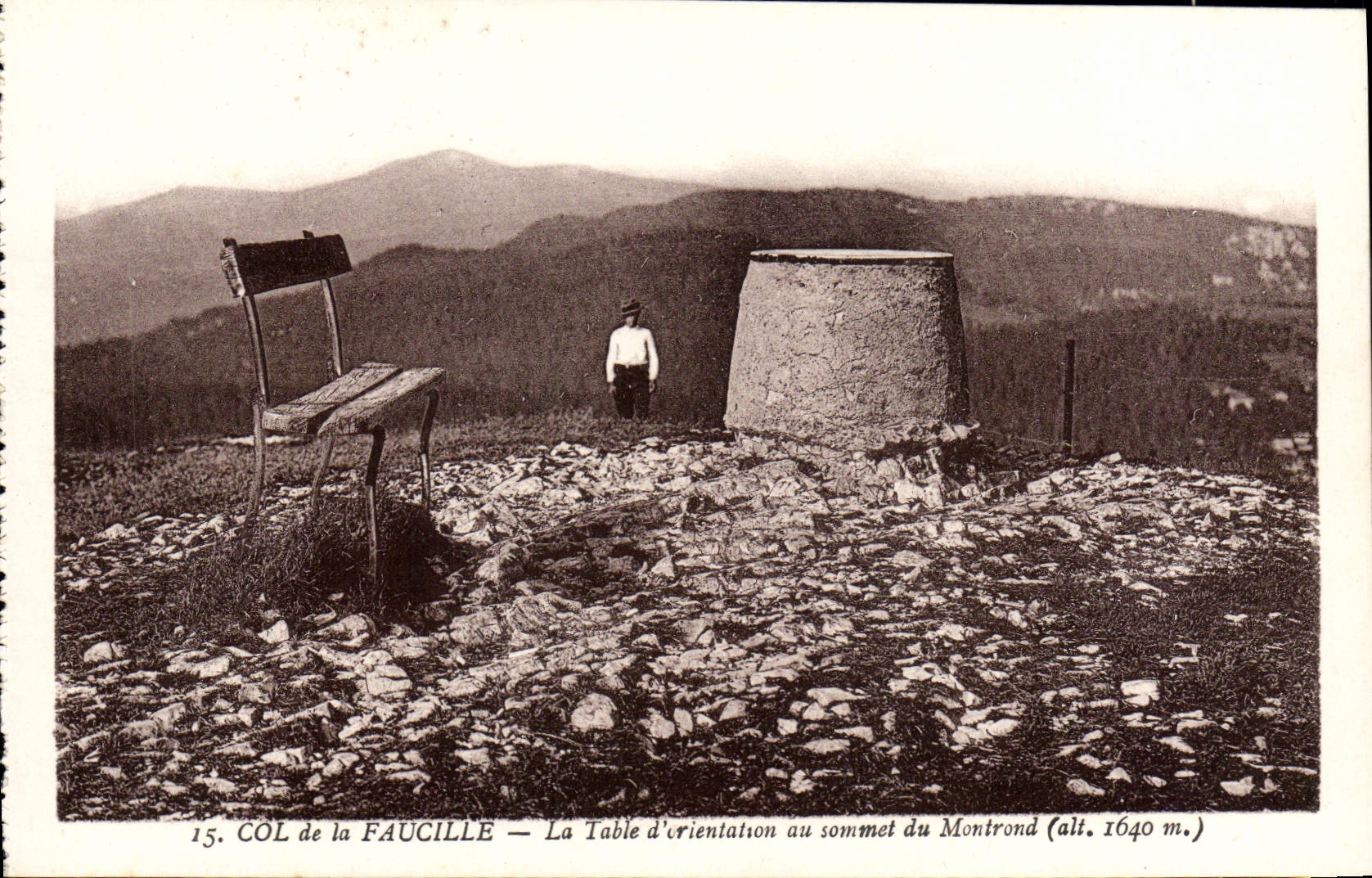 COL de la FAUCILLE — La Table d'orientation au sommet du Montrond (alt. 1640 m.)